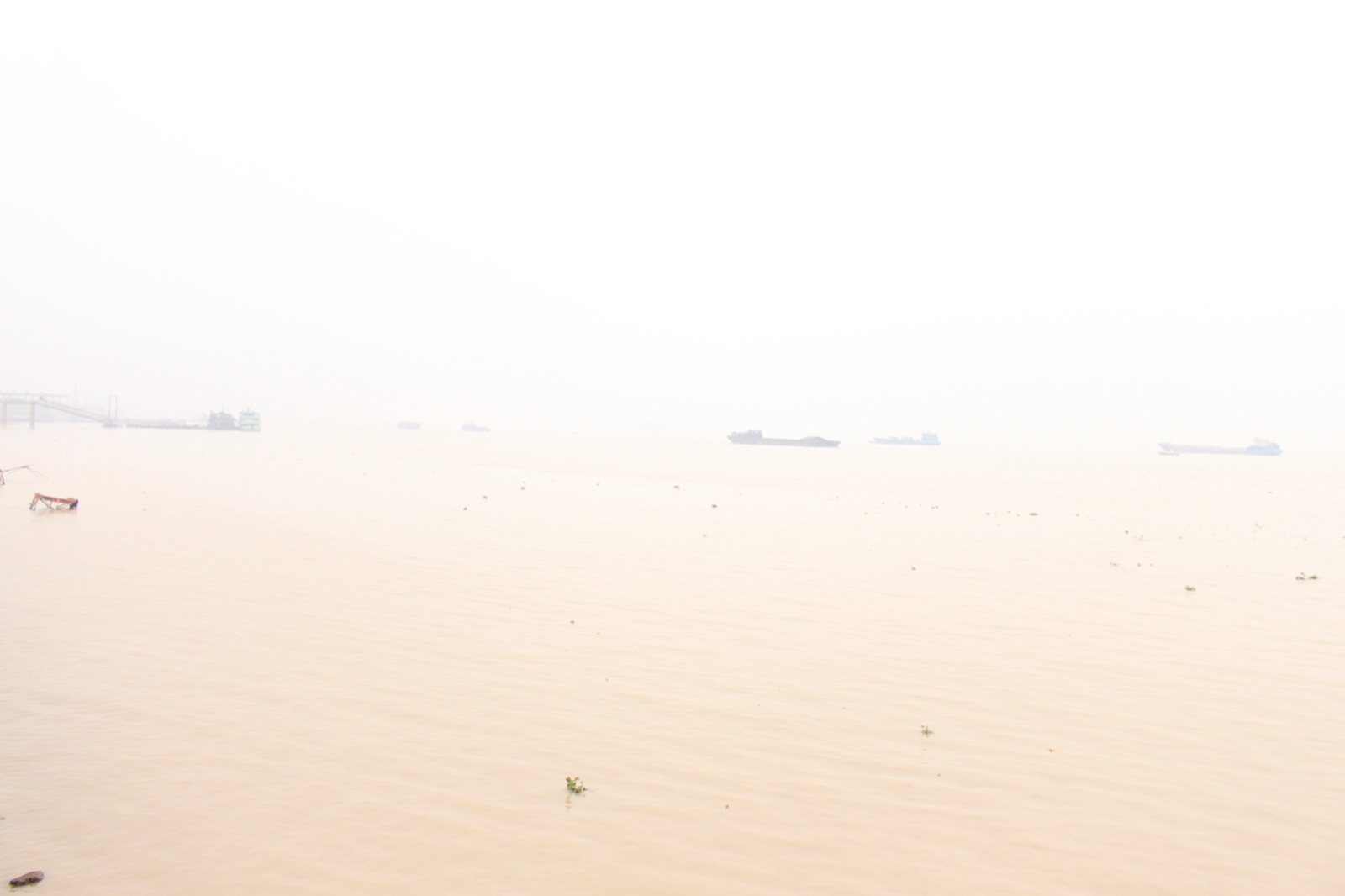 岳阳洞庭湖湖面与船只